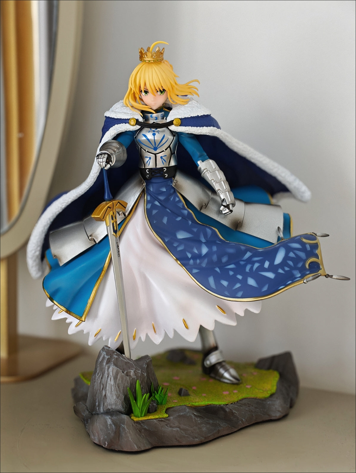 Fate Zero Saber Artoria Pendragon Scale Figure with Excalibur Sword Gold Crown Blue Cape & Terrain Base