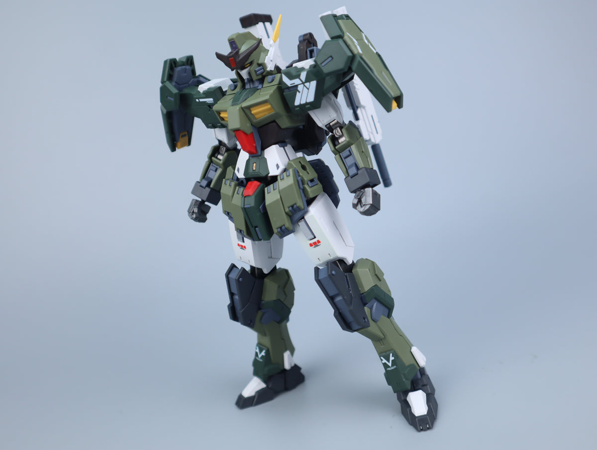 Pursuer MH-002 model kit displayed with land-combat equipment