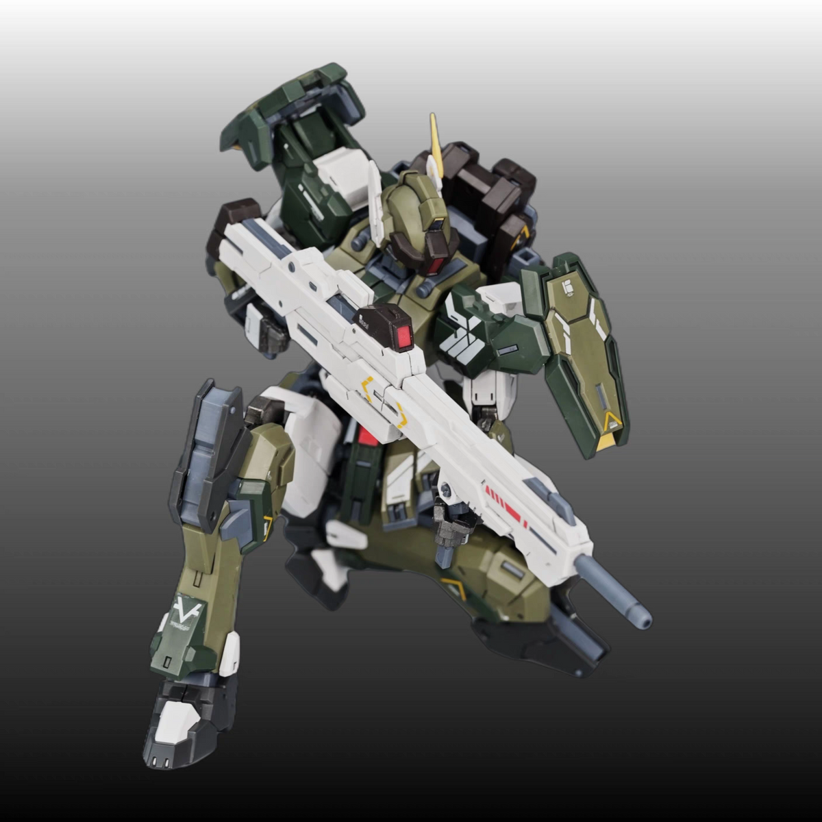 Pursuer MH-002 assembly model in standing display pose